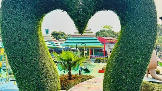 Un sendero que lleva a un seto con forma de corazón.