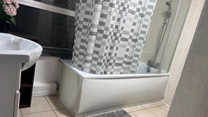 Room, 1 Bedroom, Balcony, City View | Bathroom - Room-arsenal Stadium Home 2 (London)