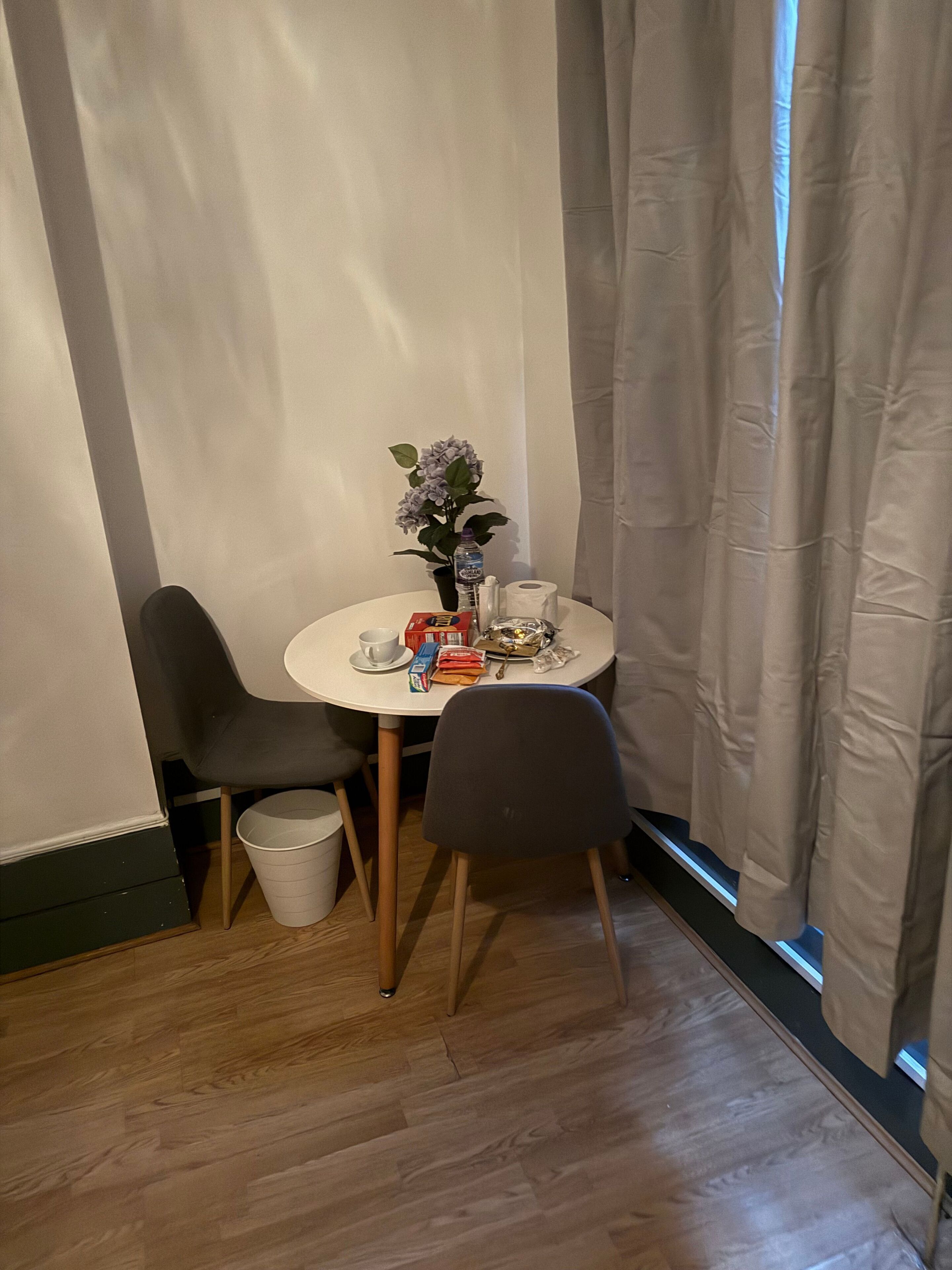 Room, 1 Bedroom, Balcony, City View | Dining room