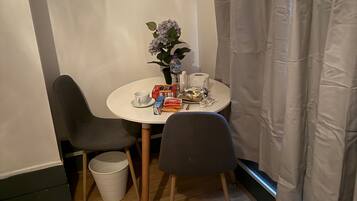 Room, 1 Bedroom, Balcony, City View | Dining room