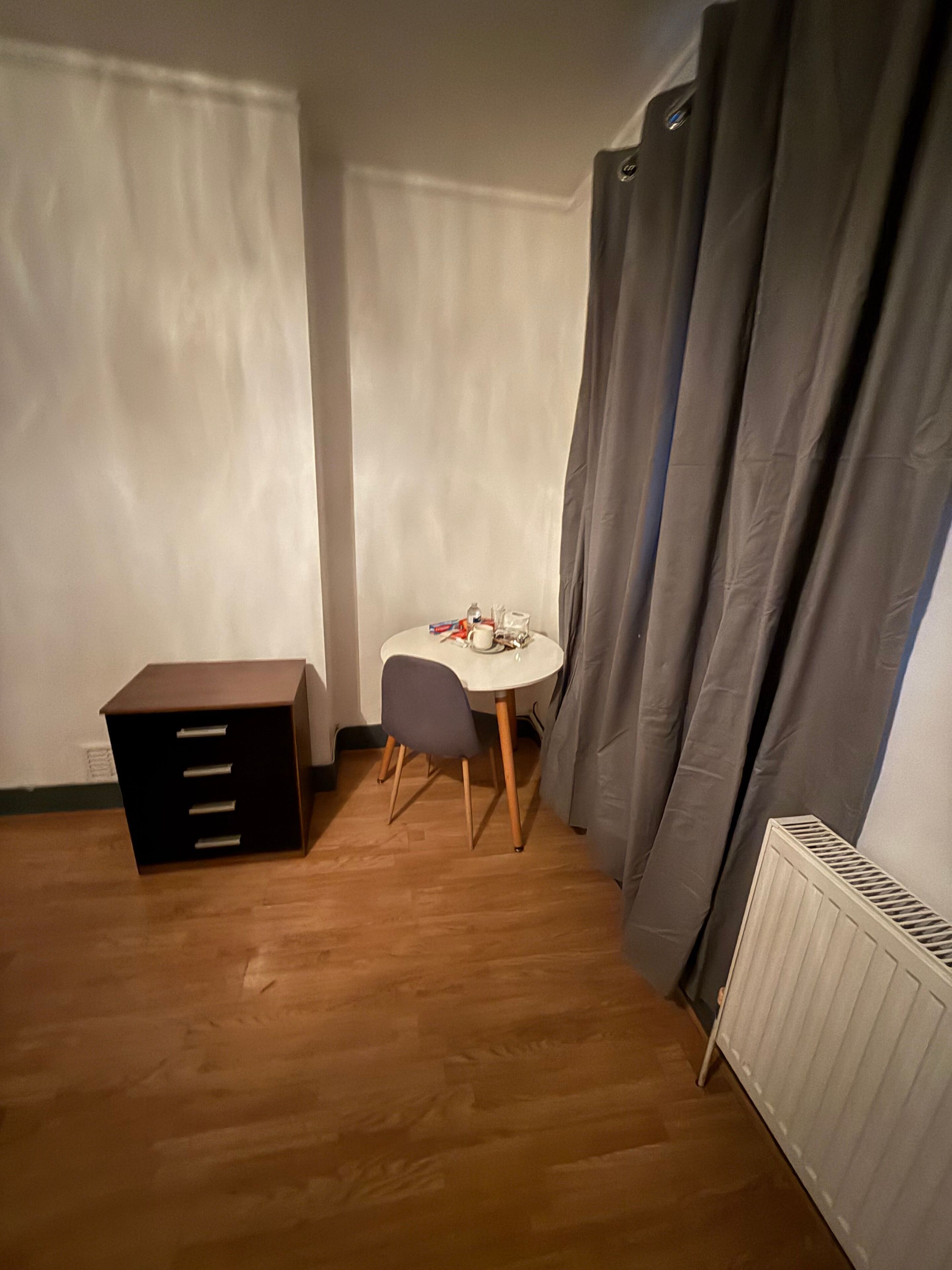 Room, 1 Bedroom, Balcony, City View | Living area