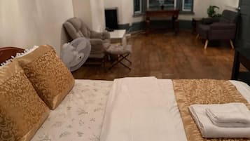 Felles sovesal, 1 soverom, balkong, hageutsikt | 1 soverom