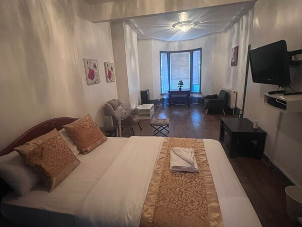 Shared Dormitory, 1 Bedroom, Balcony, Garden View