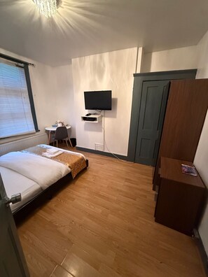 Shared Dormitory, 1 Bedroom, Balcony, Garden View | 1 bedroom - Room-arsenal Stadium for all (London)