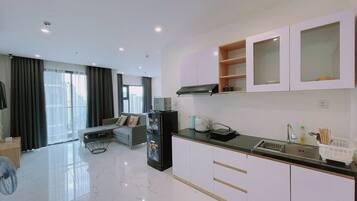 高级公寓, 2 间卧室, 阳台, 城市景观 | 私人厨房 | 餐桌