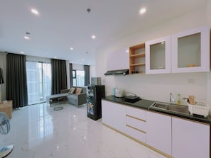 Apartemen Superior, 2 kamar tidur, balkon, pemandangan kota | Dapur pribadi | Meja makan