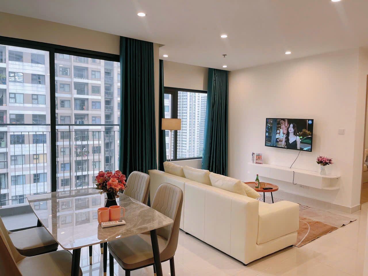 全景公寓, 2 間臥室, 陽台, 城市景觀 | 起居區 | 平面電視