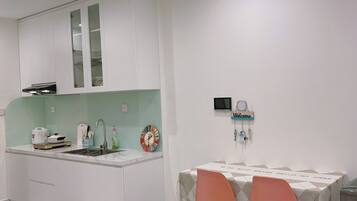 家庭开间, 泳池景观 | 私人厨房 | 餐桌