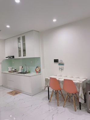 Studio Keluarga, pemandangan kolam renang | Dapur pribadi | Meja makan