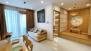 日式出租式公寓, 1 间卧室, 阳台, 泳池景观 | 起居区 | 平板电视