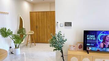 Apartemen Mewah, 1 kamar tidur, balkon, pemandangan kolam renang | Area keluarga | TV layar datar