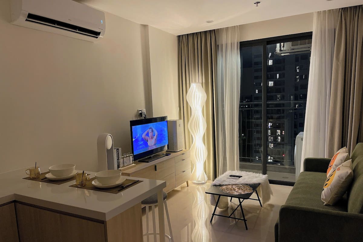 Apartemen Romantis, 1 kamar tidur, balkon, pemandangan kolam renang | Area keluarga | TV layar datar
