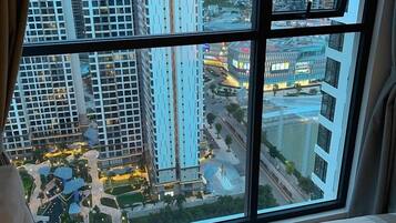 ロイヤル アパートメント 2 ベッドルーム バルコニー プールビュー | WiFi (無料)、ベッドシーツ、車椅子でアクセスできる設備