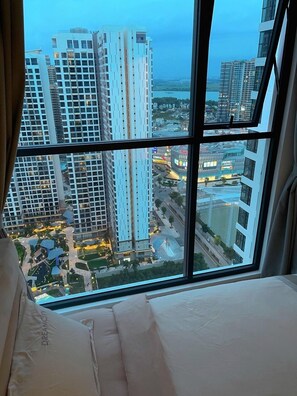 Royal Apartment, 2 Bedrooms, Balcony, Pool View | Free WiFi, bed sheets, wheelchair access - Vinhomes Grand Park Serviced Apartment (Ho Chi Minh City)