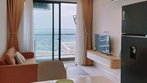 Una cucina moderna con zona pranzo, ampie finestre e vista sulla città.