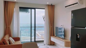 Apartamento econômico, 1 quarto, sacada, vista para a piscina | Cozinha privada | Chaleira elétrica, mesas de jantar