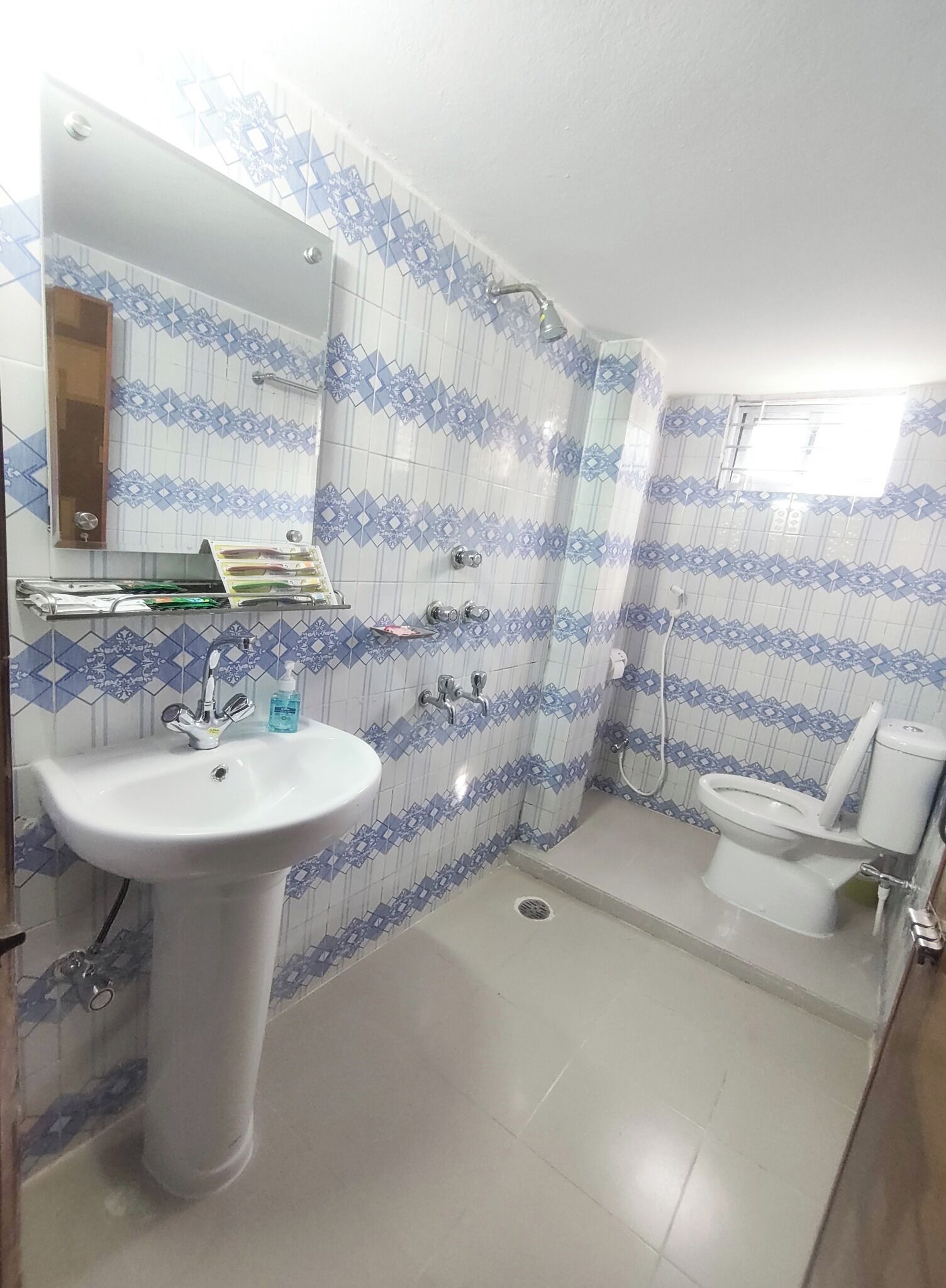 Superior Double Room, City View | Bathroom | Bathtub, free toiletries, towels, soap