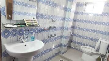 Deluxe Double or Twin Room, City View | Bathroom | Bathtub, free toiletries, towels, soap