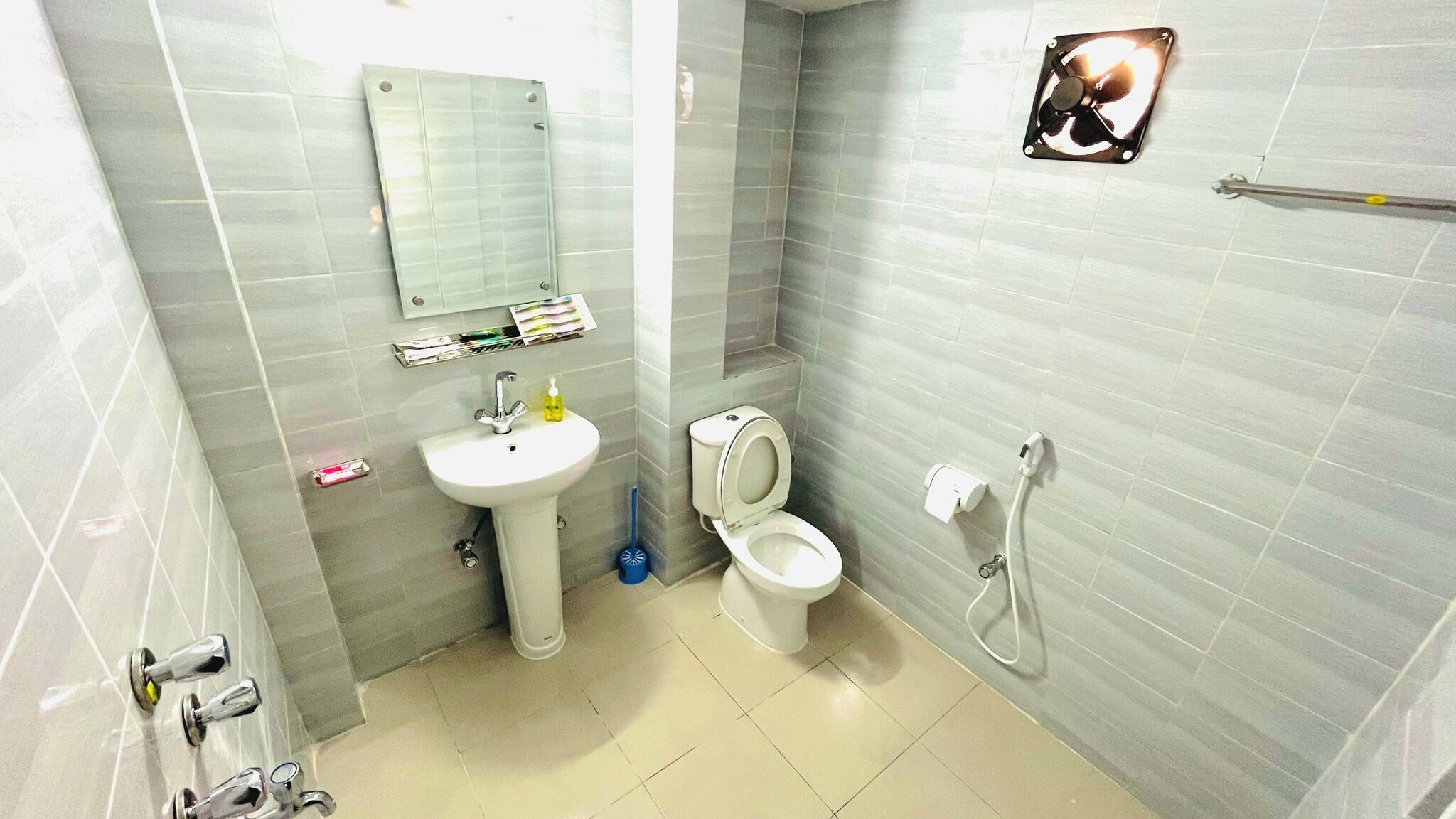 Tina, amenidades de baño gratuitas, toallas, jabón 