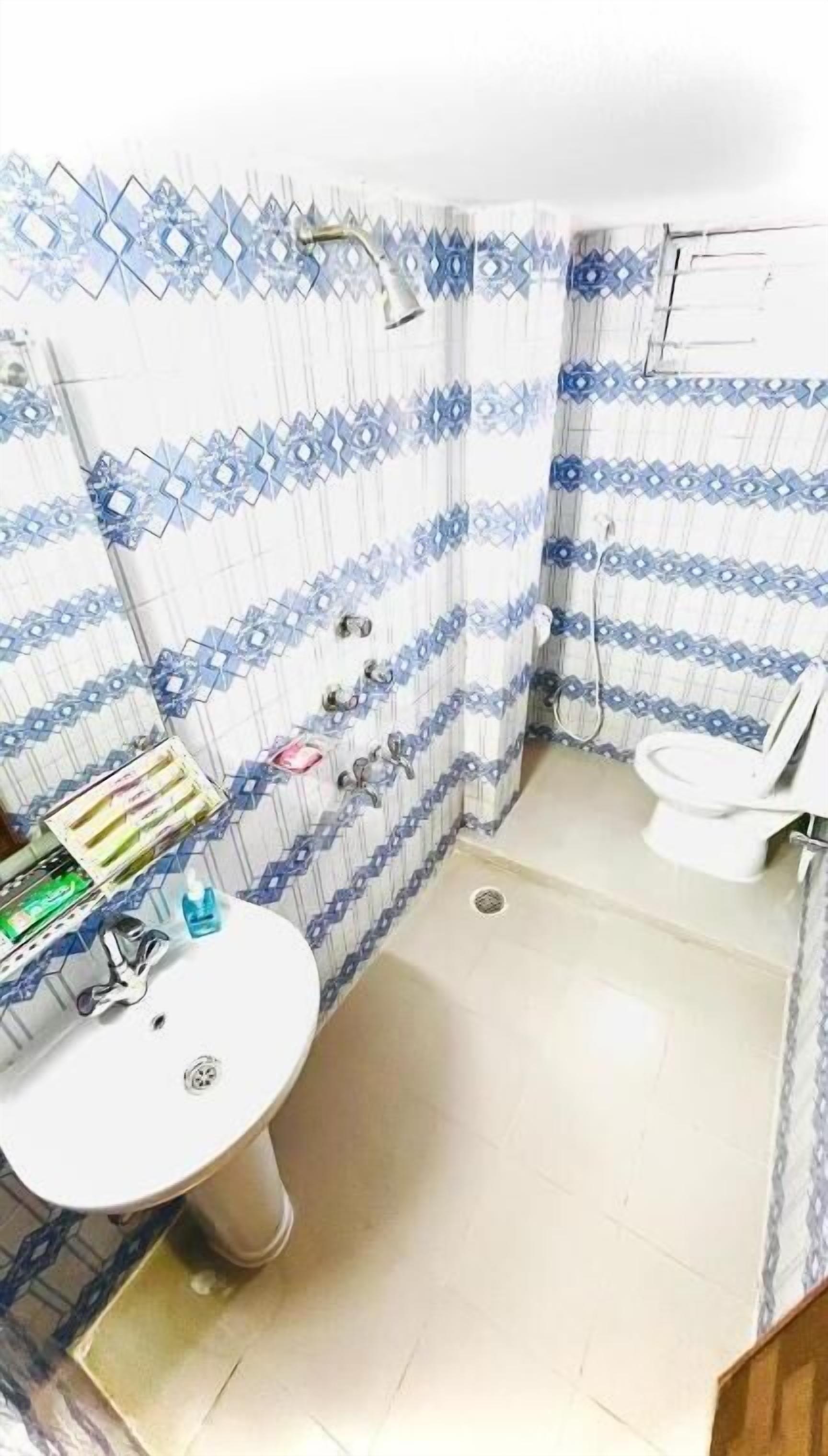 Bathtub, free toiletries, towels, soap