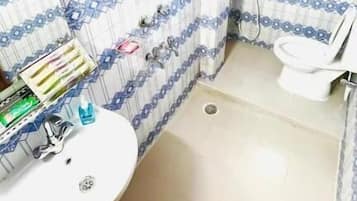 Bathtub, free toiletries, towels, soap