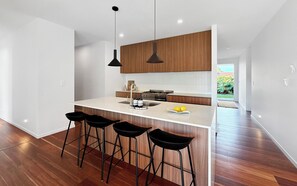 ميكروويف، فرن، موقد طهي مسطح، غسالة أطباق