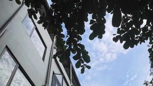 Ein modernes Gebäude mit großen Fenstern und blauem Himmel.