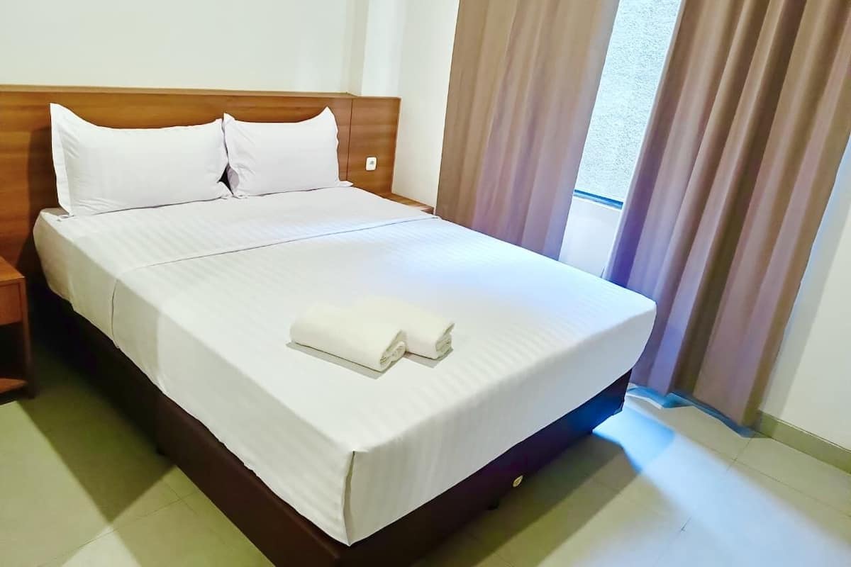 Escritorio, espacio para trabajar con laptop y wifi gratis