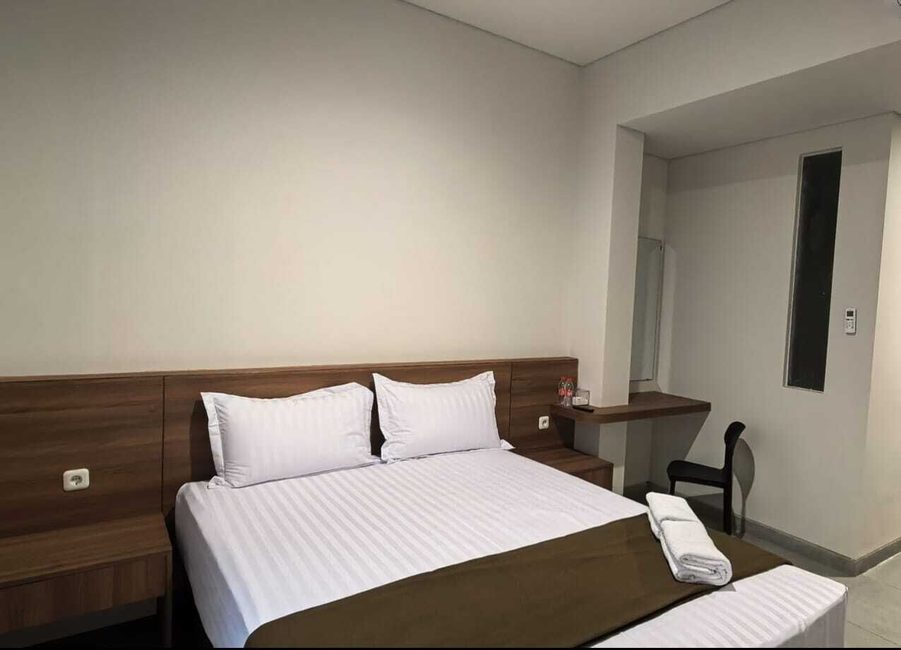 Escritorio, espacio para trabajar con laptop y wifi gratis 