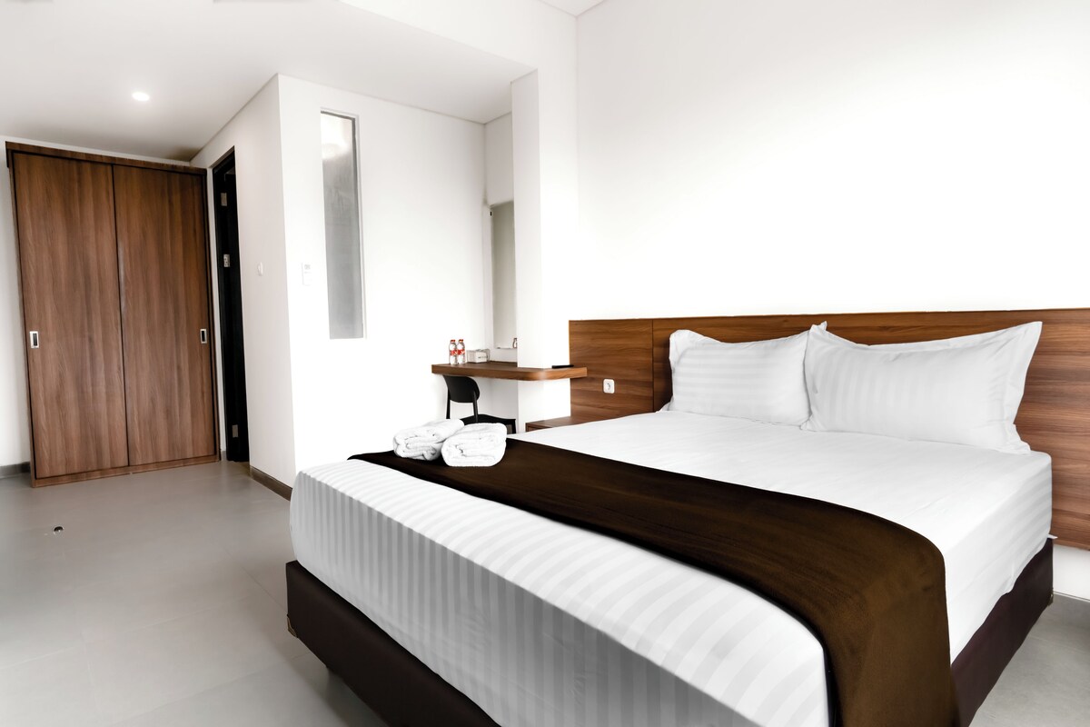 Deluxe Room | Desk, laptop workspace, WiFi (free), bed sheets