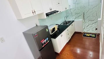 Apartamento estándar | Cocina privada | Frigorífico, microondas, arrocera y batidora
