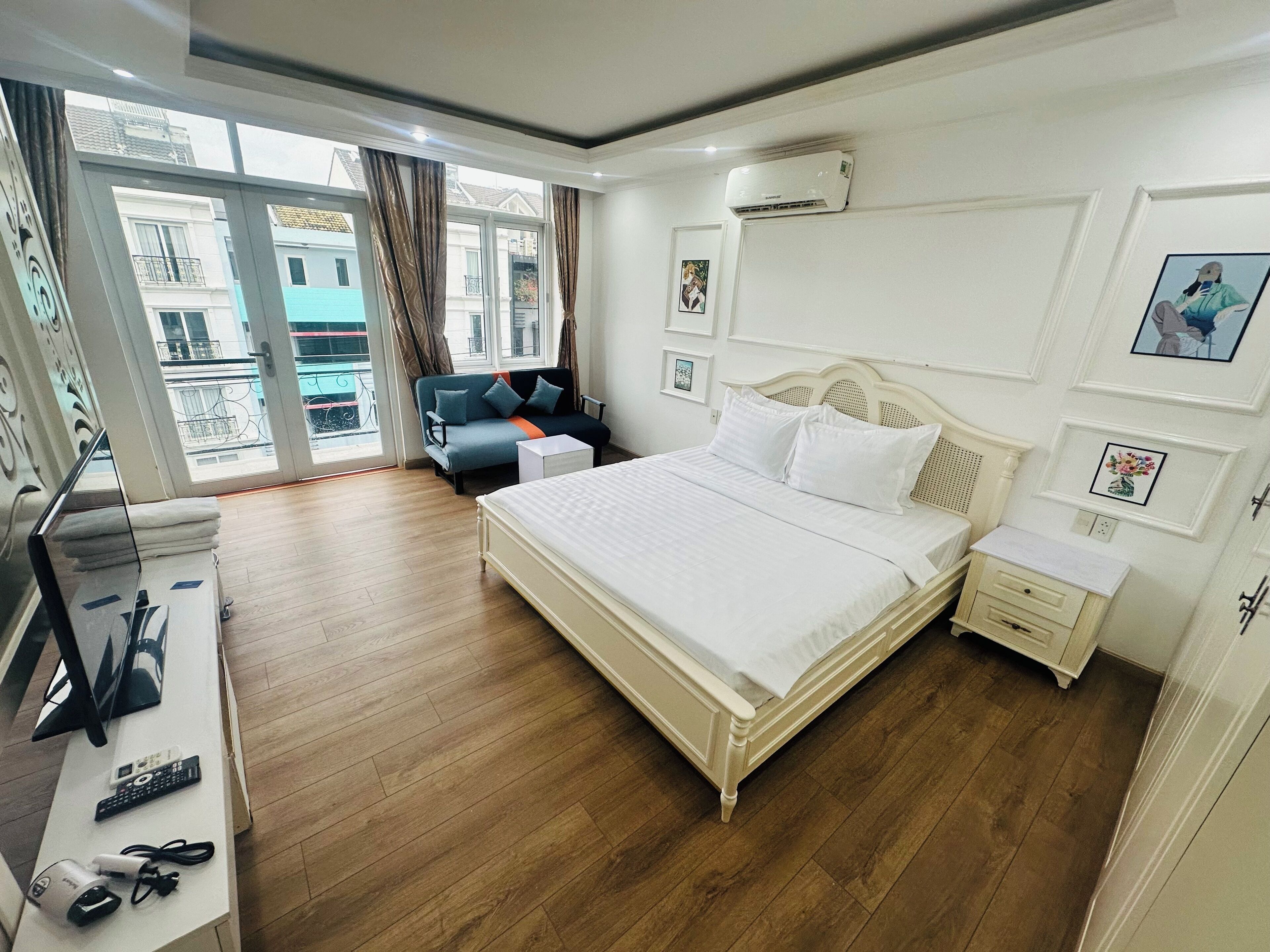 In-room safe, soundproofing, iron/ironing board, free WiFi