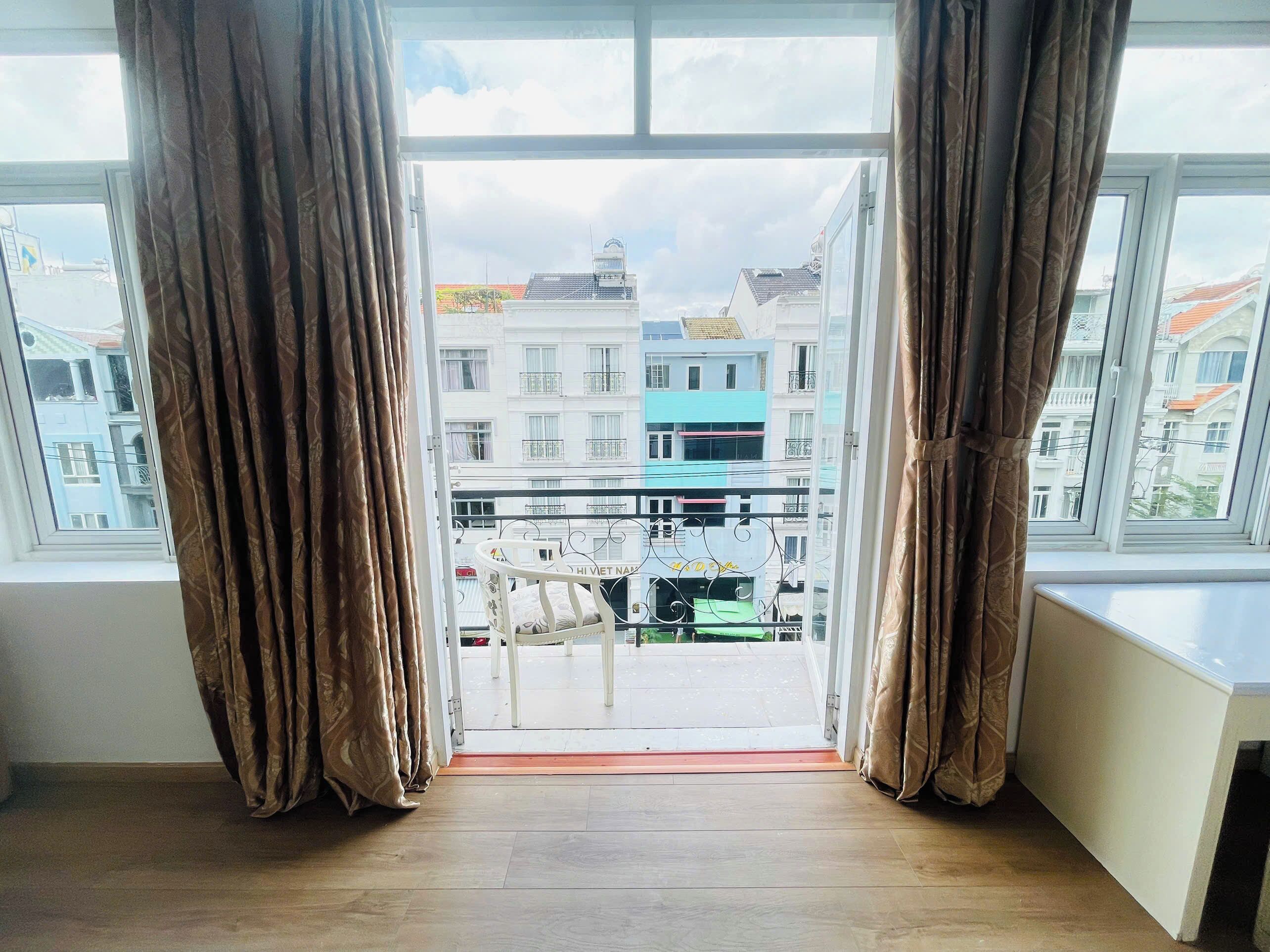 Deluxe Apartment, 1 King Bed, Balcony, City View | Balcony