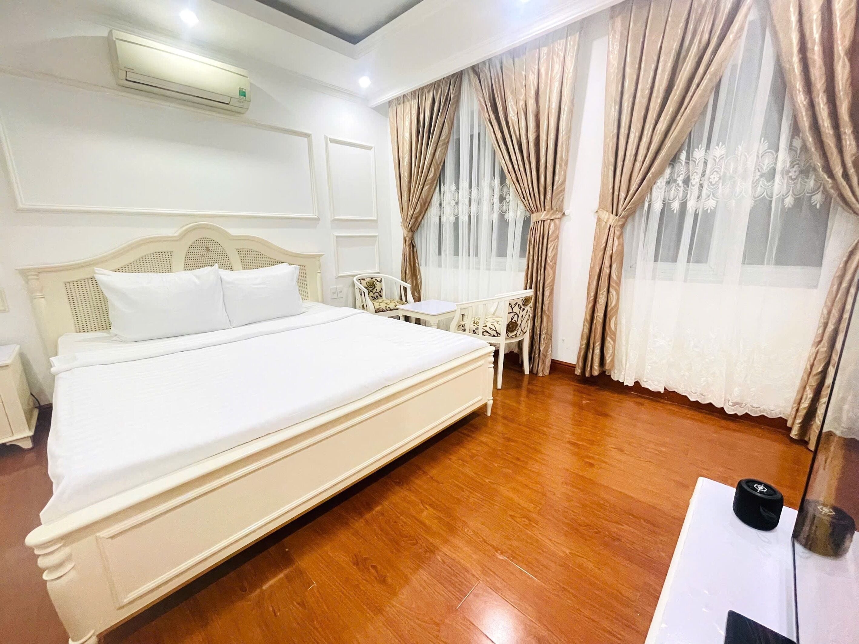 In-room safe, soundproofing, iron/ironing board, free WiFi