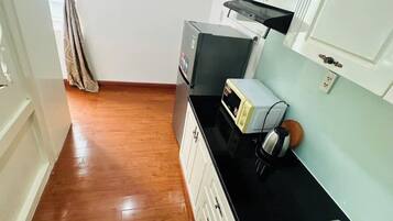 Standard Apartment | Private kitchen | Fridge, microwave, oven, stovetop