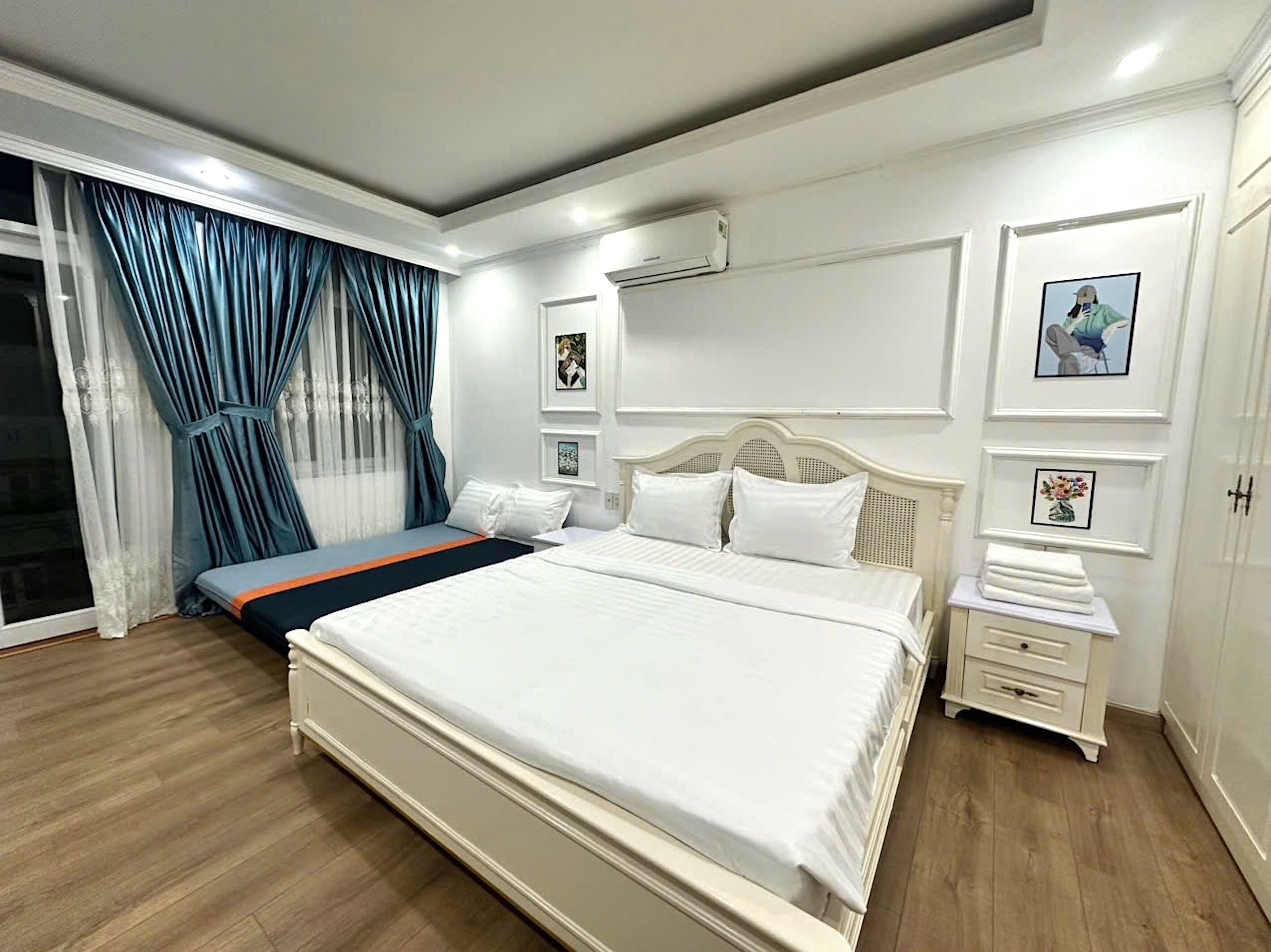 Deluxe Apartment, 1 King Bed, Balcony, City View | In-room safe, soundproofing, iron/ironing board, free WiFi