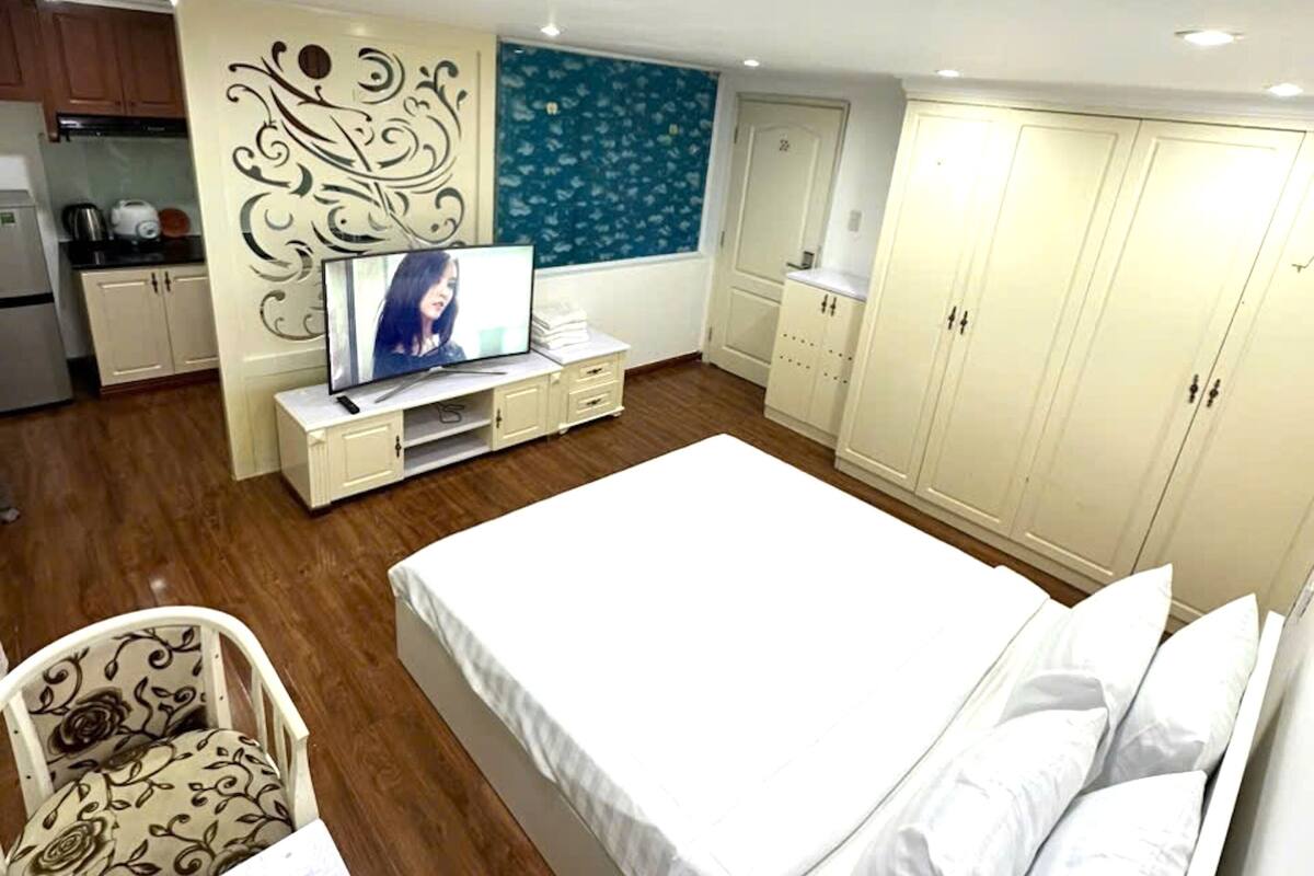 شقة عادية | خزنة داخل الغرفة ومكتب ومساحة عمل للكمبيوتر المحمول وتجهيزات عازلة للصوت