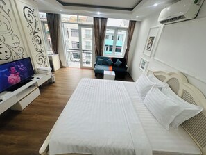 خزنة داخل الغرفة ومكتب ومساحة عمل للكمبيوتر المحمول وتجهيزات عازلة للصوت