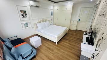 Apartamento Deluxe, 1 cama de matrimonio grande, balcón, vistas a la ciudad | Caja fuerte, escritorio, espacio para trabajar con un portátil