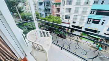 Deluxe Apartment, 1 King Bed, Balcony, City View | Balcony