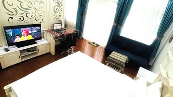 Caja de seguridad en la habitación y escritorio