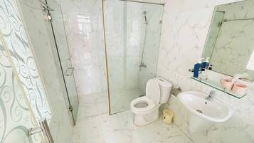 Deluxe Apartment, 1 King Bed, Balcony, City View | Bathroom | Shower, rainfall showerhead, free toiletries, hair dryer