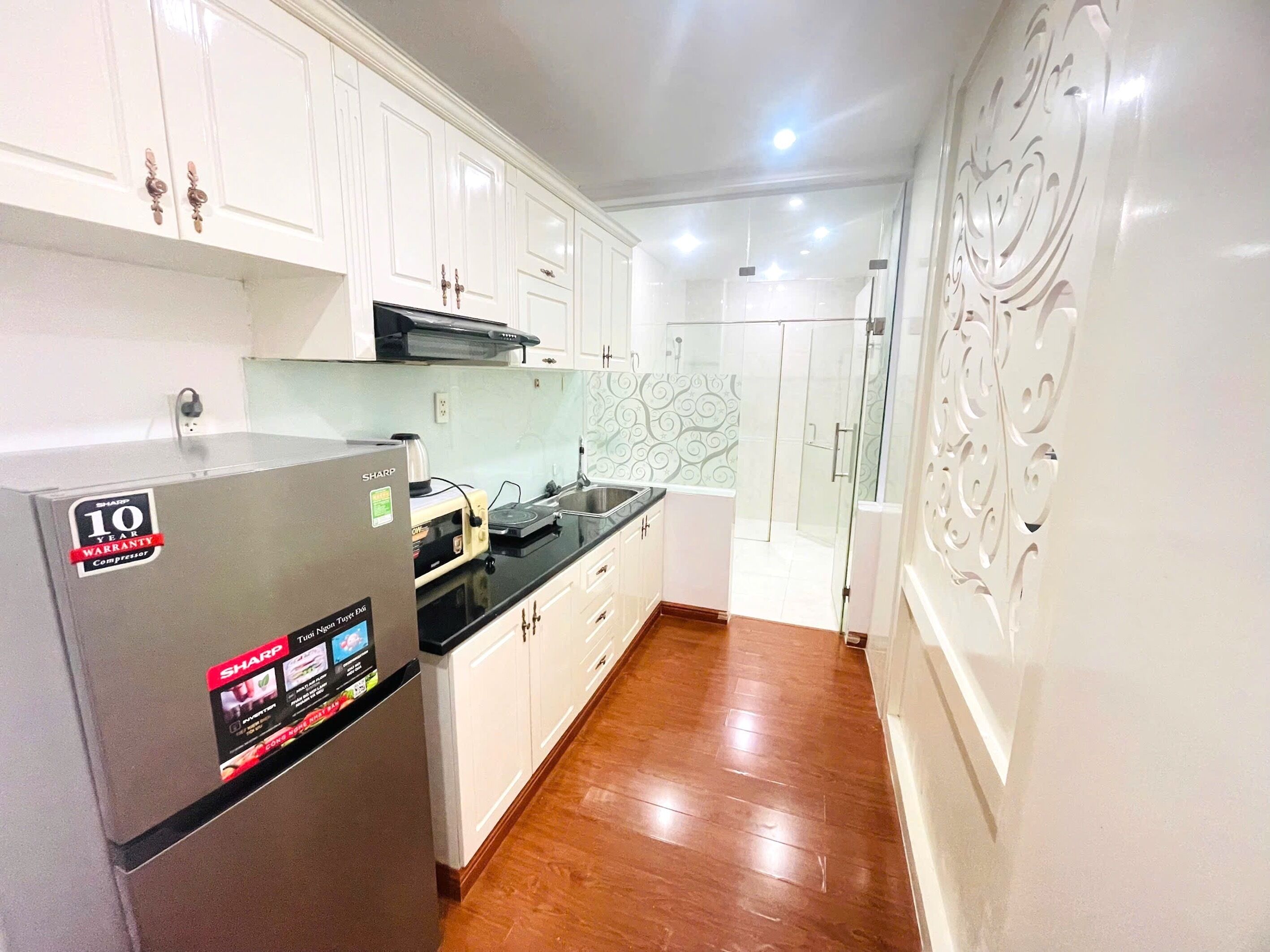 Standard Apartment | Bathroom | Shower, rainfall showerhead, free toiletries, hair dryer