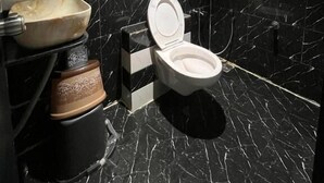 Ein Badezimmer mit Toilette, Waschbecken und Spiegel.