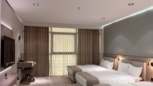 Una habitación de hotel moderna con dos camas, un escritorio, un televisor y un amplio ventanal con cortinas.