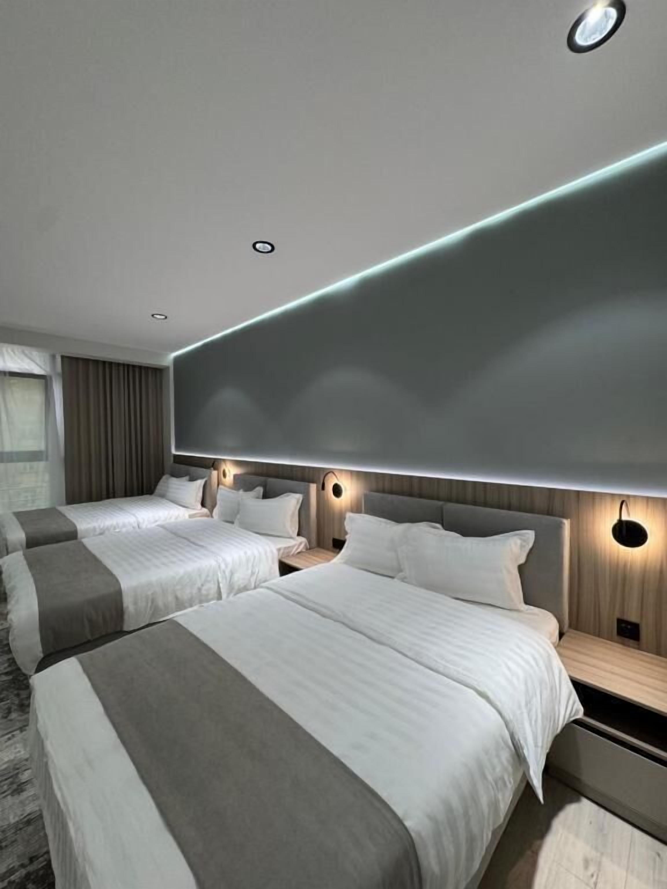 Zimmersafe, Verdunkelungsvorhänge, Bügeleisen/Bügelbrett