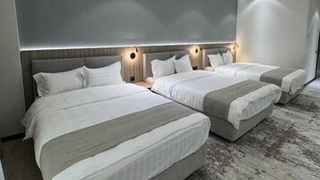 Zimmersafe, Verdunkelungsvorhänge, Bügeleisen/Bügelbrett