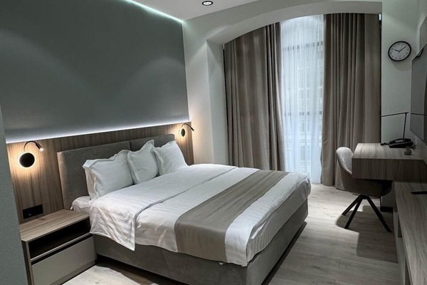 Suite, vista città | Una cassaforte in camera, tende oscuranti, ferro/asse da stiro