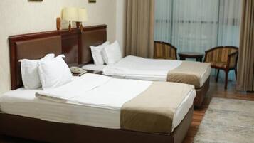 Caja fuerte, cortinas opacas, tabla de planchar con plancha