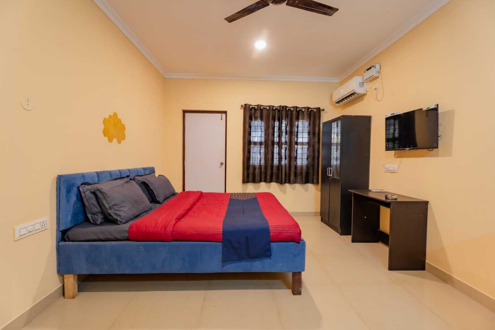 Familie appartement | Luxe beddengoed, bedden met traagschuimmatras, een bureau